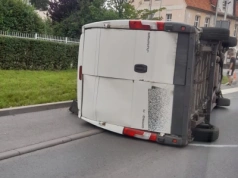 Bus na boku po zderzeniu przed Sądem w Jeleniej Górze. Ruch wahadłowy i utrudnienia