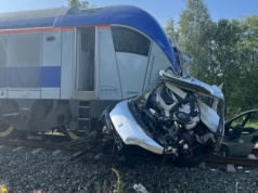 Bus wjechał pod pociąg PKP Intercity. Kierowca zginął na miejscu