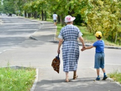 Córki wróciły z wakacji od dziadków. 