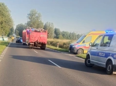 Samochód osobowy przewrócił się na bok na DK66. Wycięto szybę, by wydostać osobę z pojazdu