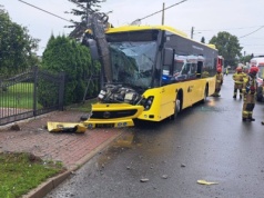 Droga w Tarnowskich Górach zablokowana. Autobus miejski wjechał w słup