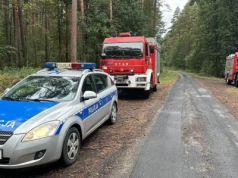 Robiło się ciemno, a bateria w telefonie gasła. Senior błagał o pomoc z lasu