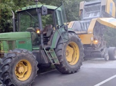 Prasa rolnicza zapaliła się na drodze. Maszynę ugasili policjanci
