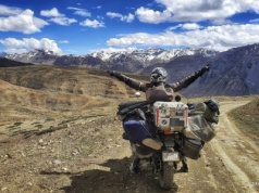 Co oznacza gest, który pokazuje motocyklista? To wiedza, która oszczędzi kłopotów