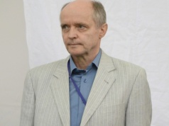 Od lat żyje w cieniu starszego brata. Teraz karierę robi jego córka