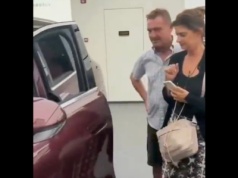 Rodzina w salonie próbowała otworzyć chińskiego SUV-a nowym sposobem. „Zajęło to aż 45 sekund”