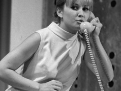 Barbara Sołtysik zniknęła z życia publicznego. Miała umowę z Janem Englertem