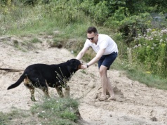 Adrian Witczak odpoczął od polityki i wskoczył do wody! Poseł kąpał się z psem