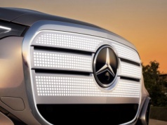 Mercedes zapowiada premiery 15 elektryków na najbliższe dwa lata. Nowy Mercedes GLC EQ z rozświetlonym diodami przodem