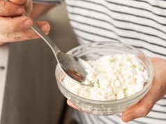 Lubisz serek wiejski? Lepiej przeczytaj etykietę. To może cię zaskoczyć