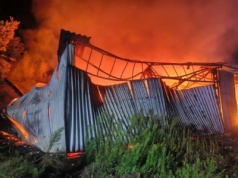 Płonął magazyn z folią, a obok stoi magazyn z nawozami. W akcji 80 strażaków