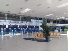 W Europie nie ma mniejszego lotniska. Tu samoloty się nie korkują. Często świeci pustkami