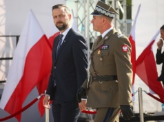 Kosiniak-Kamysz wygwizdany przed armią na pl. Piłsudskiego