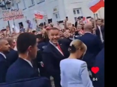 Gdy przechodził Nawrocki nagle zaczęli skandować. Jego reakcja mówi wszystko [WIDEO]