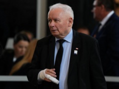 Kaczyński z zabandażowaną ręką w Sejmie. 