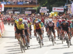Kraksa na Tour de Pologne. Lider ma połamane żebra, co z jego występem?