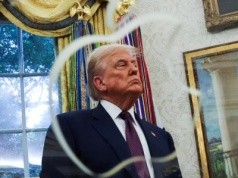 100 procent. Trump wskazał nowe cła. Apple robi unik. Nietypowy prezent dla prezydenta USA