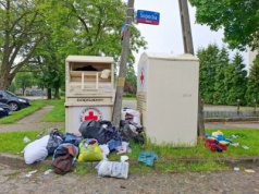 Obowiązkowa segregacja ubrań wywołała zamieszanie. Miasta szukają rozwiązania