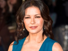 Catherine Zeta-Jones zadała szyku w Nowym Jorku. Jej kostium robi talię osy, bez względu na sylwetkę