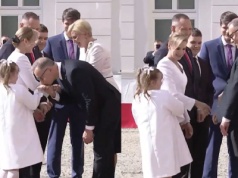 Andrzej Duda pocałował w dłoń córkę Nawrockiego. Wnioski? Przestańmy dotykać dzieci bez ich zgody