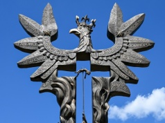 Pomnik w Domostawie zniszczony. Pojawiły się banderowskie napisy i symbole [FOTO]