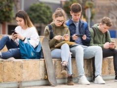 Nastolatkowie korzystają z telefonów zupełnie inaczej. „Nie mam siły”