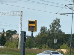 Niecodzienny widok na al. Włókniarzy w Łodzi. Zamalowany fotoradar