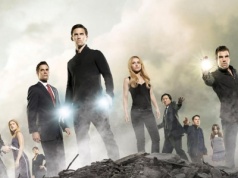 Kultowy serial sci-fi wleciał na SkyShowtime. I to w całości