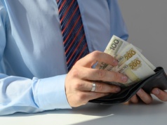 Wzrost płacy minimalnej to zagrożenie dla całej gospodarki? „Zarządy są zmuszone do podwyżek kosztem etatów”