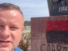 Zdewastowany pomnik ofiar ludobójstwa na Wołyniu. Czerwono-czarna flaga i napis