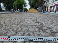 Granitowy bruk historii. Pod warstwą asfaltu w Siedlcach odkryto fragment zapomnianej ulicy