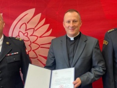 Przekazanie dekretu mianowania Kapelana Strażaków KP PSP w Obornikach