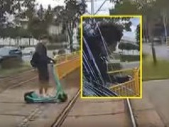 Nastolatek ze słuchawkami w uszach wjechał pod tramwaj. Wideo ku przestrodze