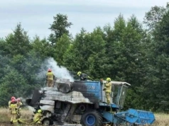 Kombajn Bizon stanął w płomieniach. W akcji dwa zastępy [FOTO]