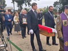 Świat miał o nim zapomnieć! Po 80 latach żołnierz AK pochowany z honorami w Bydgoszczy [wideo, zdjęcia]
