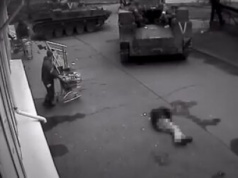 Cywil zastrzelony i ograbiony na ulicy. Nowe, drastyczne nagrania z Buczy [18+]
