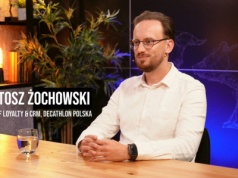 Lojalność i rakiety… tenisowe – rozmowa z Bartoszem Żochowskim z Decathlon Polska w Business in Brief (wideo)