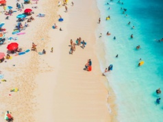 Plażowa plaga doprowadza wczasowiczów do szału. Wchodzi zakaz