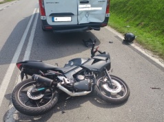 16-letni motocyklista trafił do szpitala po wjechaniu w busa!