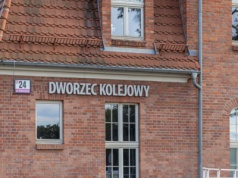 Kolej PRL-u: między nostalgią a nowoczesnością. Jak zmieniała się architektura dworców i doświadczenie podróży