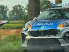 Radiowóz rozbity. Policjant bez mandatu