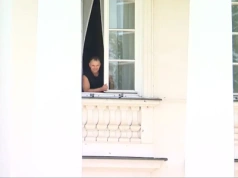 Nawrocki nagle pojawił się w oknie. 