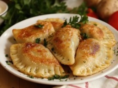 Ulubiony fast food Polaków w domowej wersji. Zamiast podawać w picie, napycham nim pierogi
