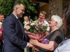 Prezydent Karol Nawrocki z wizytą na Podkarpaciu. Spotkał się z wielodzietną rodziną w Cmolasie [ZDJĘCIA]