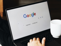 Czy funkcje AI niszczą ruch na stronach internetowych? Google zaprzecza, ale dane wydawców mówią coś innego