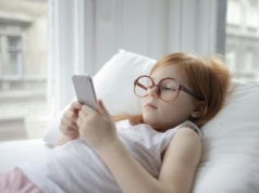 Smartfony szkodzą dzieciom. A korzysta prawie każde