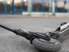 Hulajnoga elektryczna, ciężarówka, lokalna droga. 11-latek nie żyje