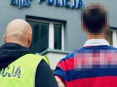 Policyjna akcja w Słupsku. Narkotyki i poszukiwany w jednym mieszkaniu