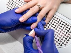 Unia Europejska zakazała hybrydowych paznokci? Wyjaśniamy