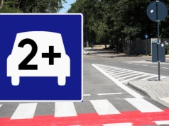 Znak 2+ intryguje Polaków. Kto go rozszyfruje, pojedzie szybciej